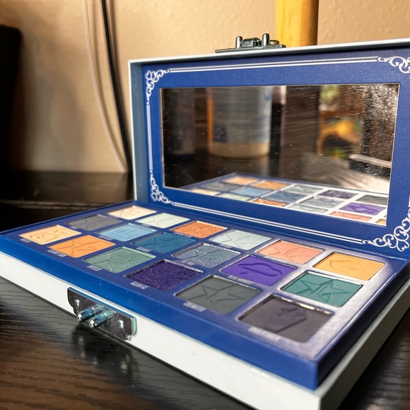 Jeffrey Star Blue Blood Palette🩵 - Picture 3 of 4